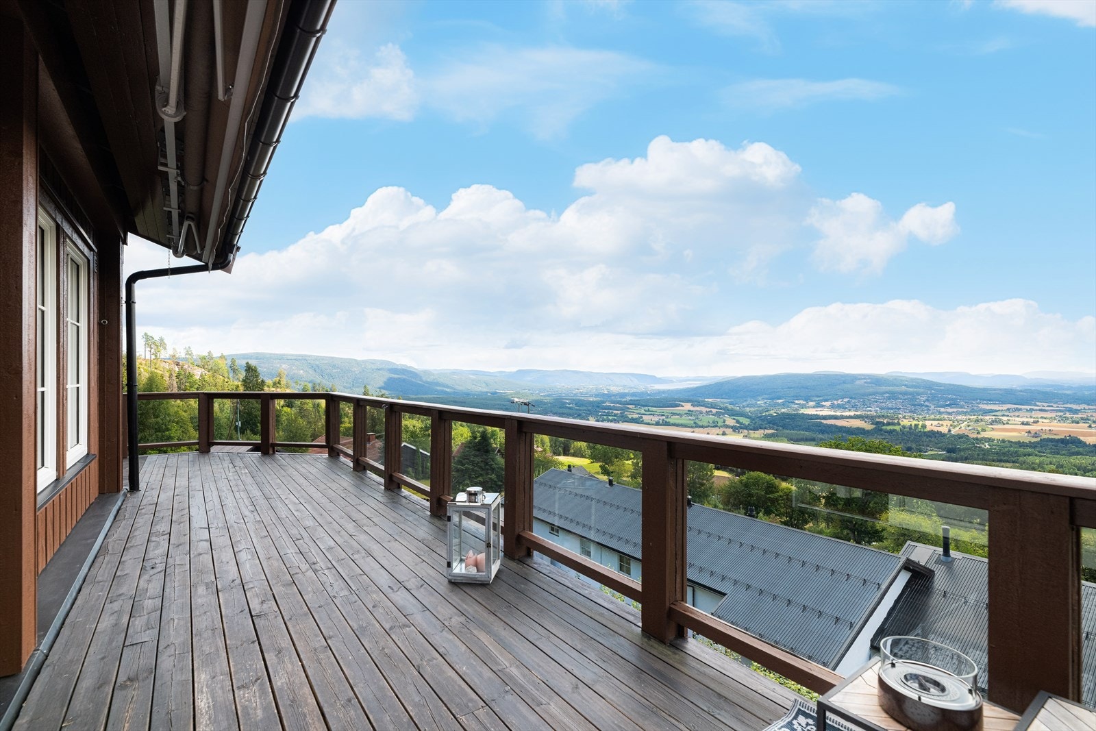 Leiligheten ligger fint til i 2. etasje og ut fra stua er det en stor terrasse med meget gode solforhold, og nydelig panoramautsikt. Galleribilde