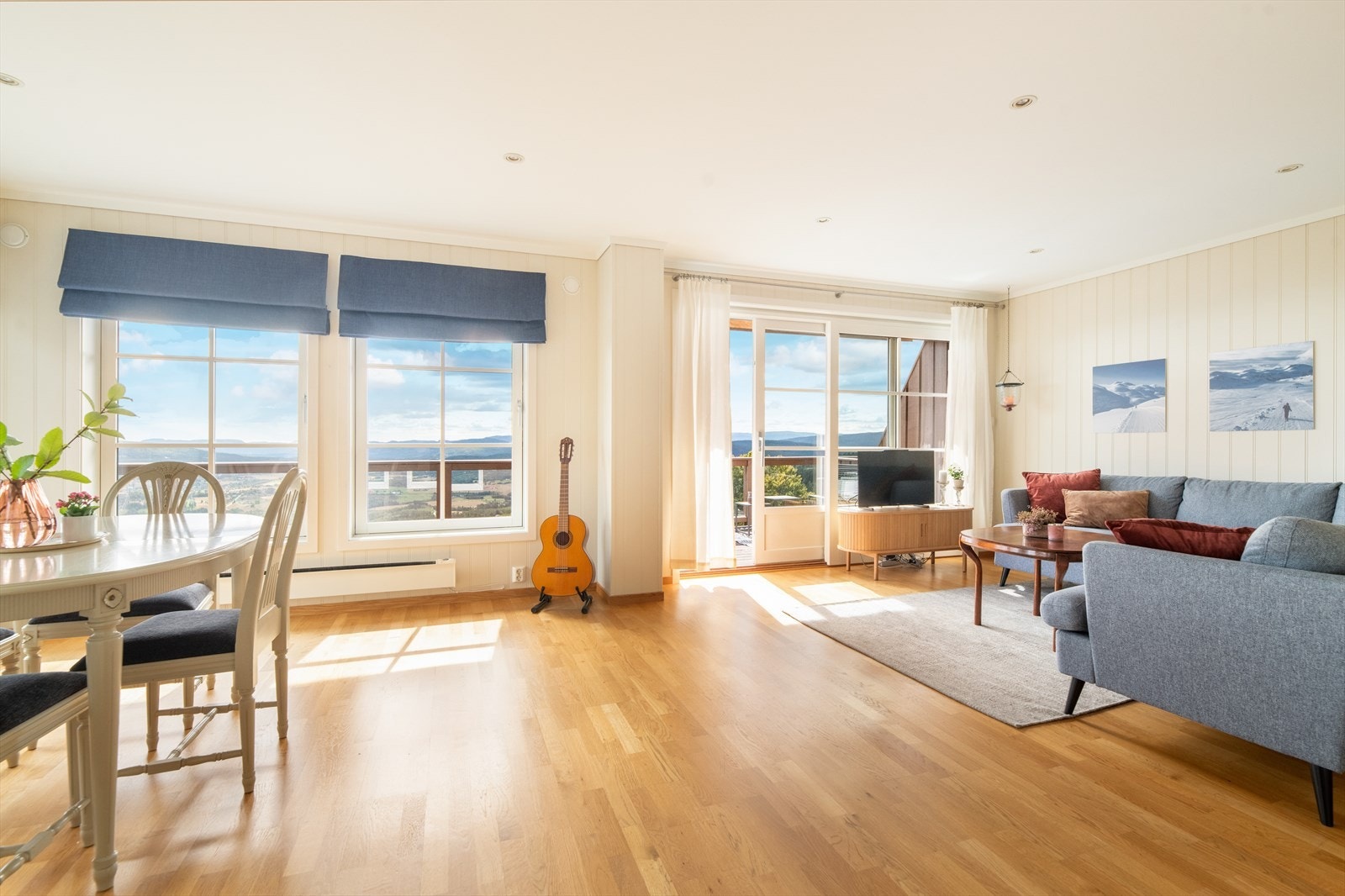 I stuen er det plass til både sofagruppe og spisestue, og fra spiseplassen kan man nyte den flotte utsikten. Galleribilde