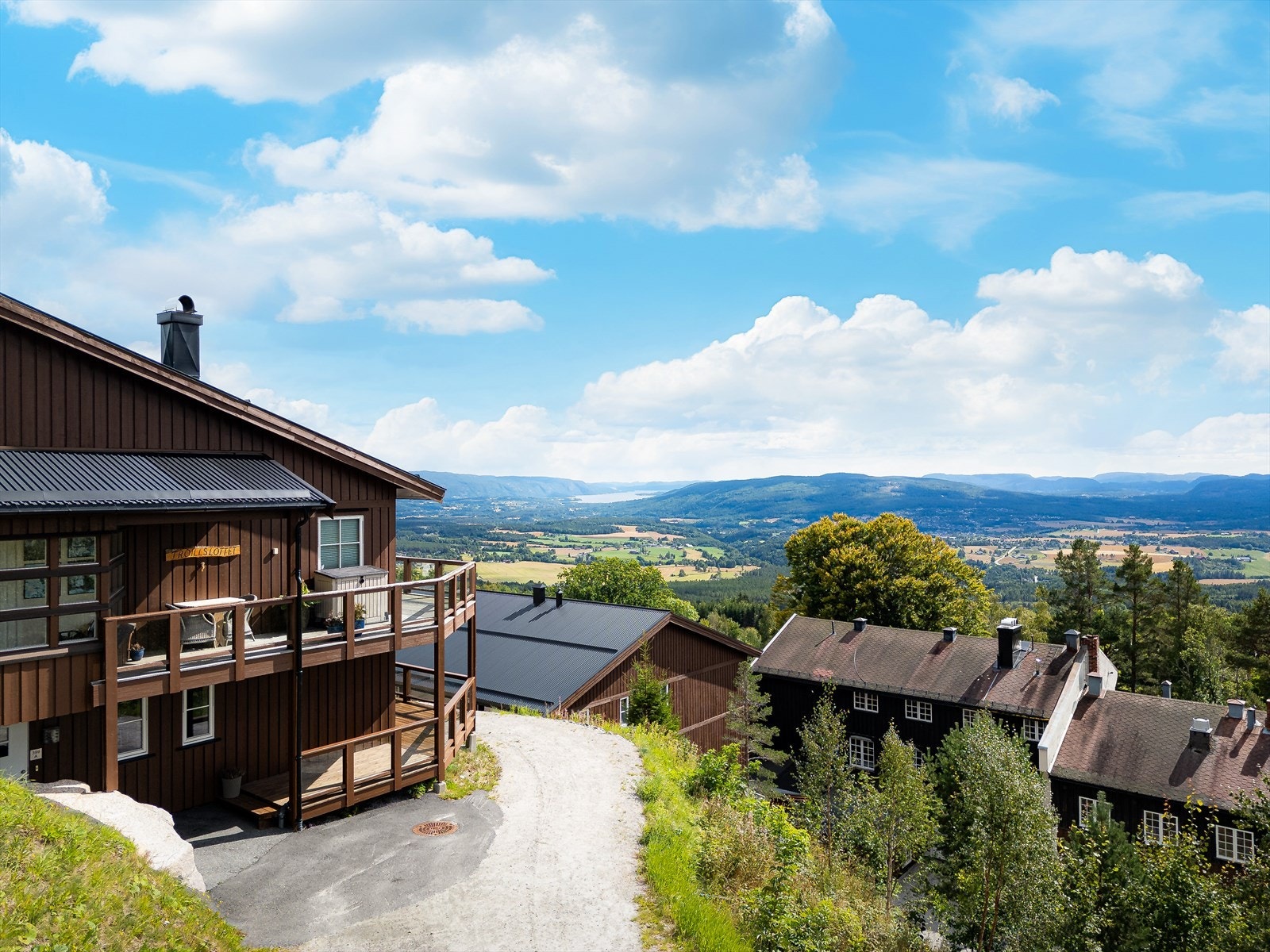 Lifjell har et flott, variert og egenartet turområde med fine rekreasjonsmuligheter, sommer som vinter. Galleribilde