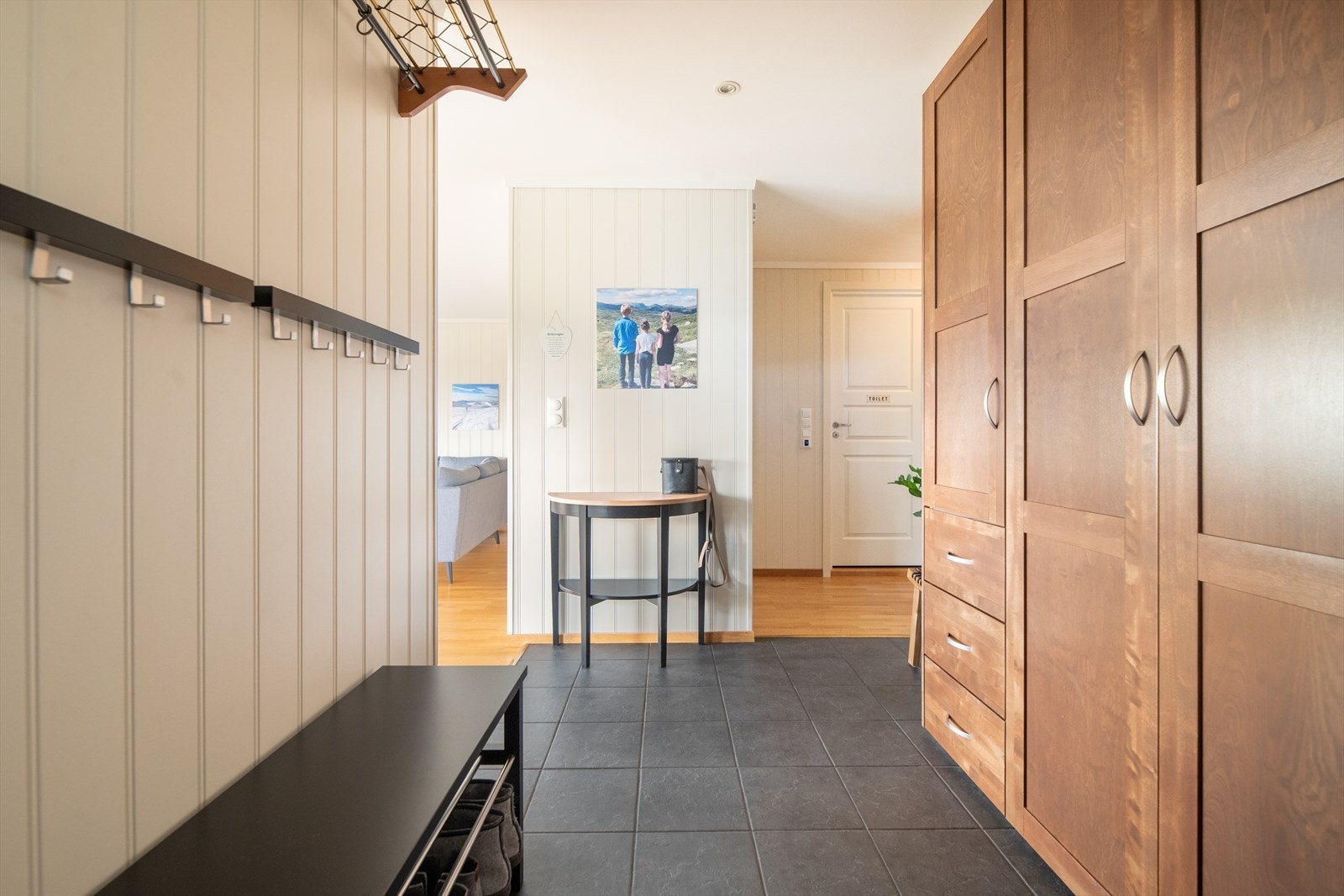 Leiligheten har en lys og romslig entré som ønsker velkommen inn. Galleribilde