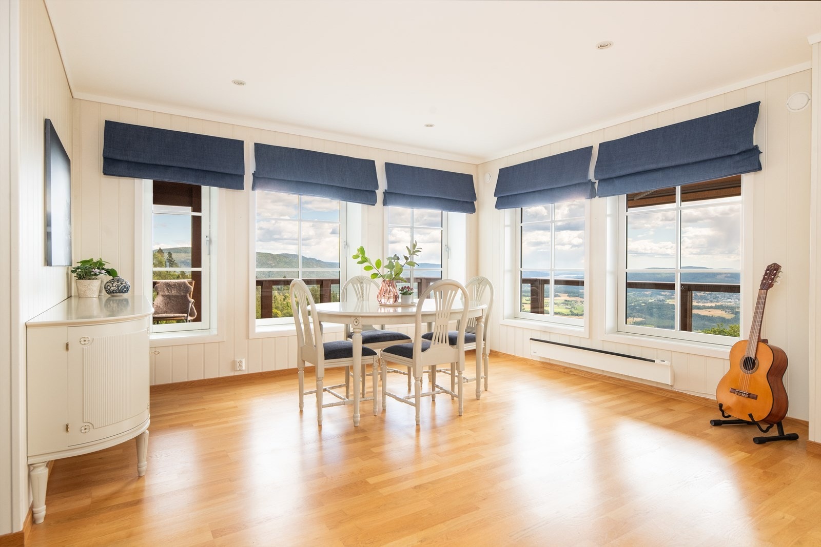 Flott 5-roms leilighet med solrik beliggenhet og fantastisk utsikt. Kort vei til sentrum. Nærhet til flotte turområder. Galleribilde