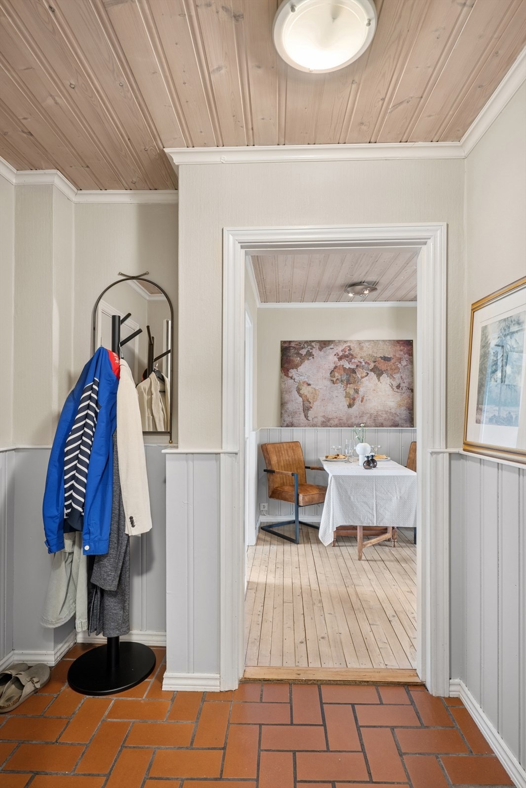 Hyggelig entre med god plass til å henge fra seg yttertøyet Galleribilde