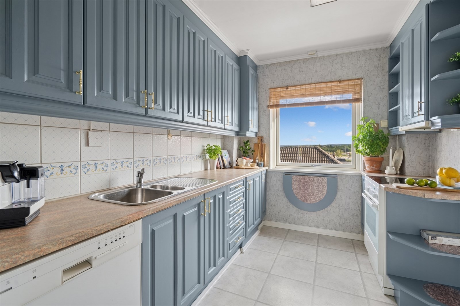 Kjøkkenet har godt med skap-/benkeplass Galleribilde