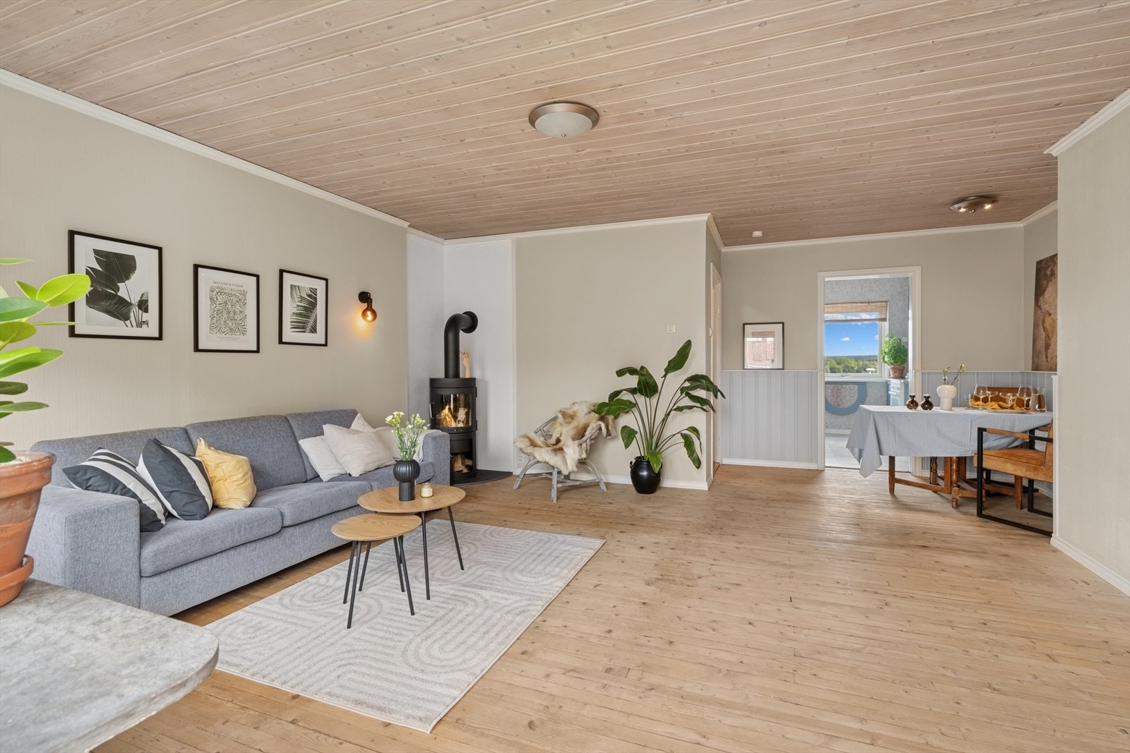 Det er god plass til både spisebordet og sofakroken Galleribilde