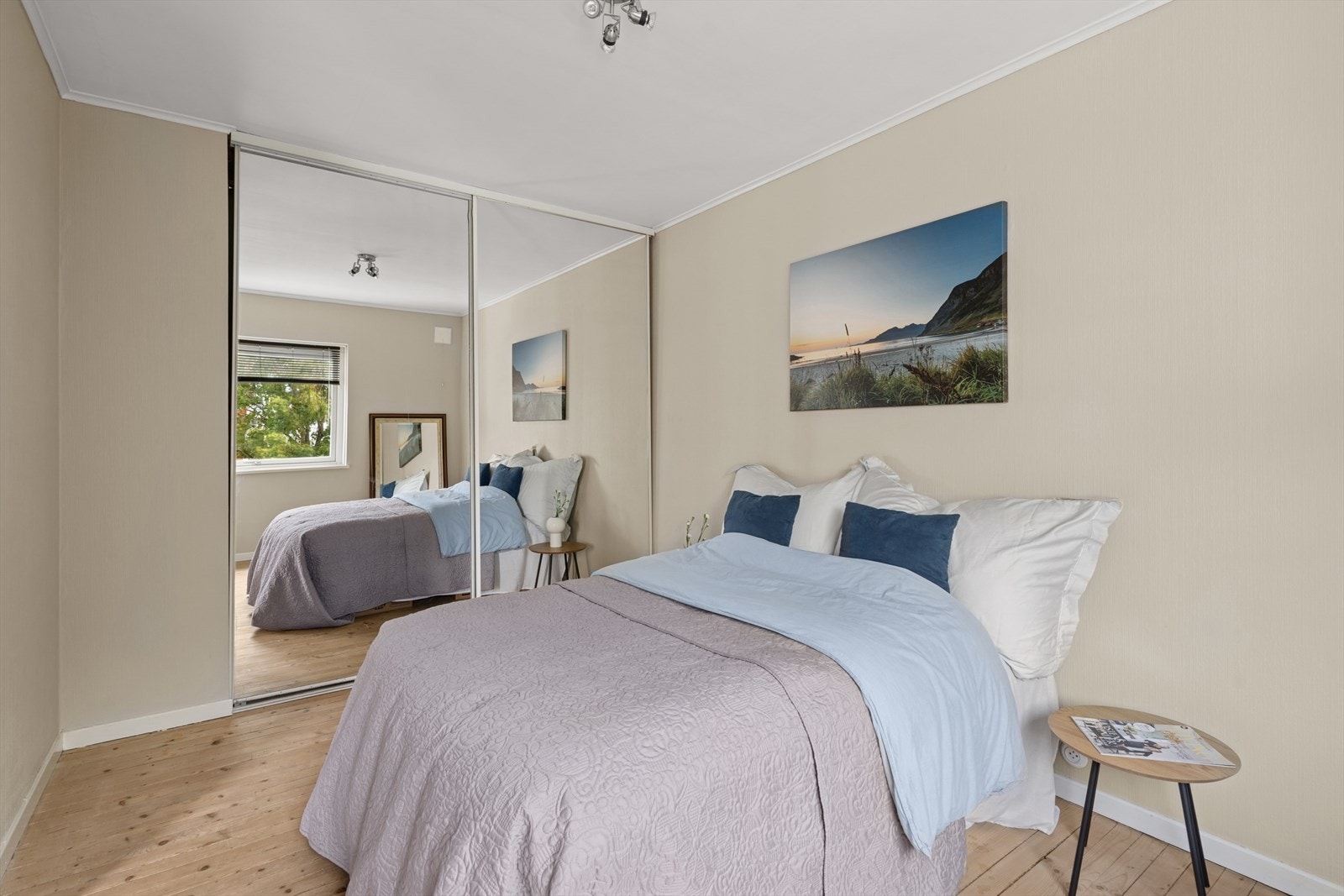 Hovedsoverommet har god plass til dobbeltseng og tilhørende møblement. Galleribilde