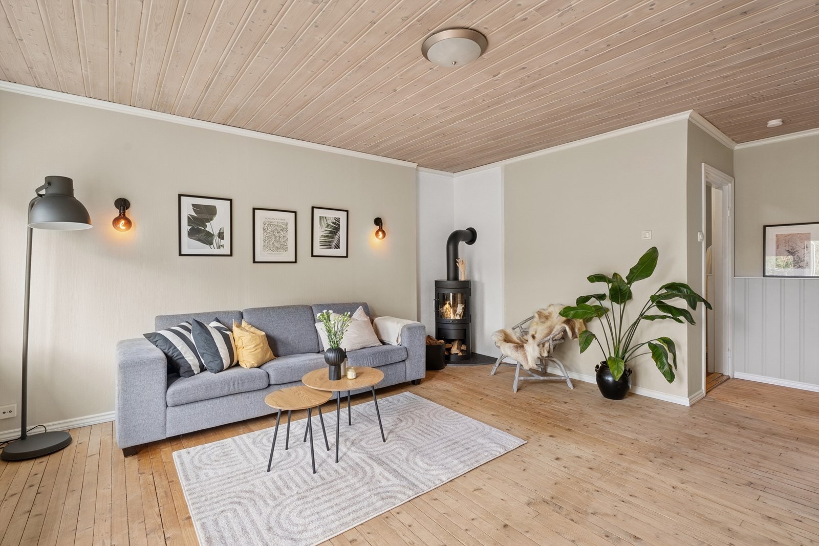 Stuen er romslig, lys og innbydende Galleribilde