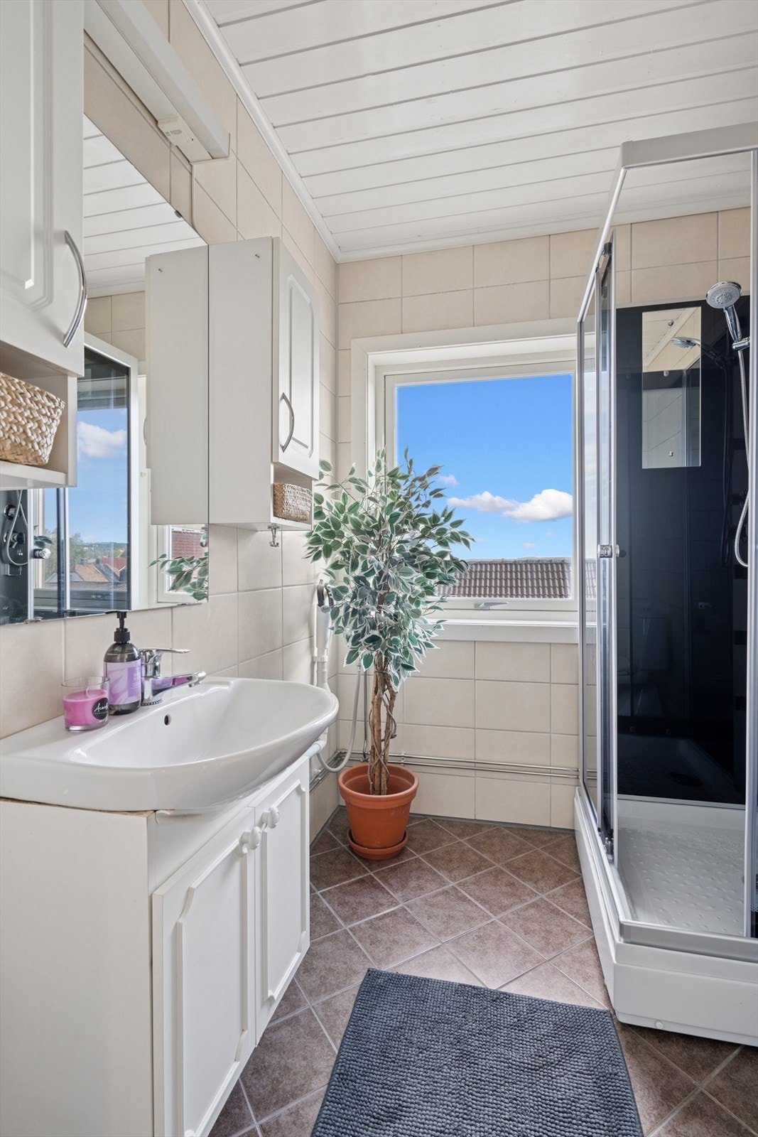 Det er innredet med servant, toalett, dusjkabinett (Fra 2025) og opplegg for vaskemaskin Galleribilde