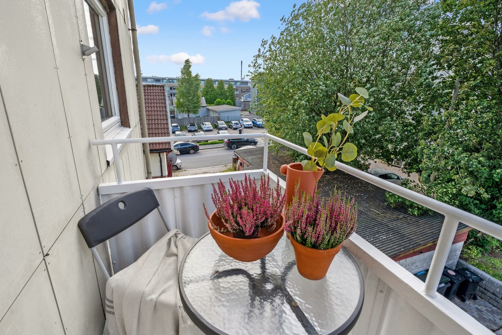 Ut mot bakgården er det en hyggelig balkong Galleribilde