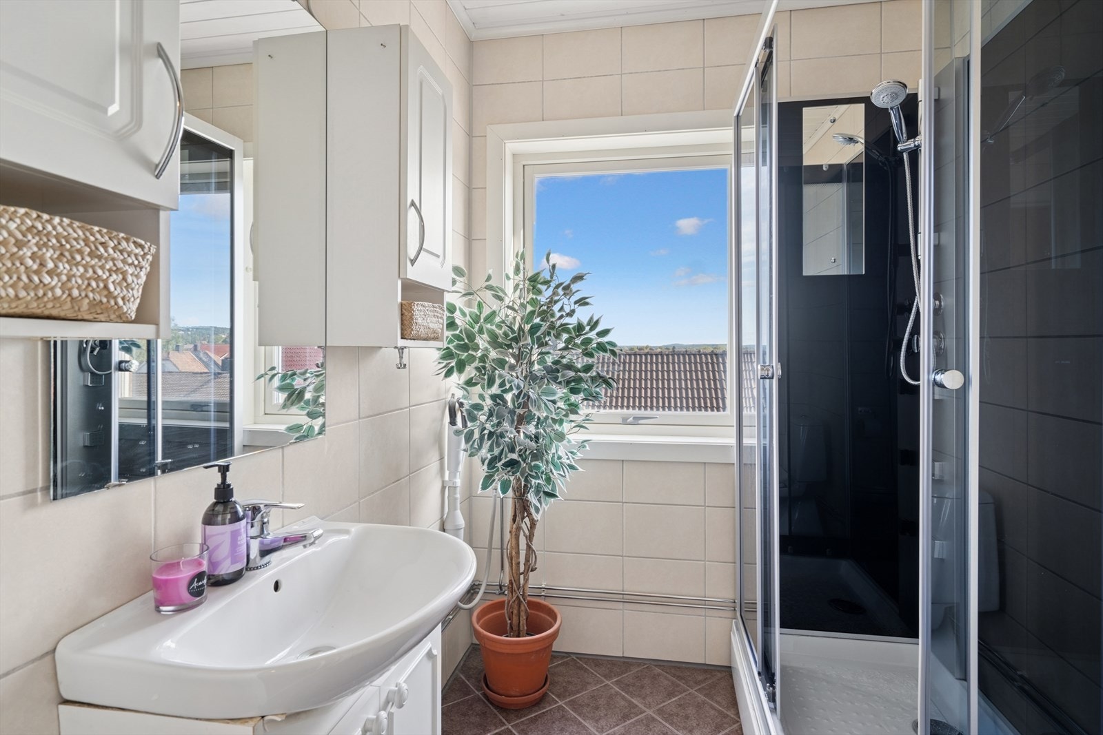 Badet er flislagt og har varmekabler i gulv Galleribilde