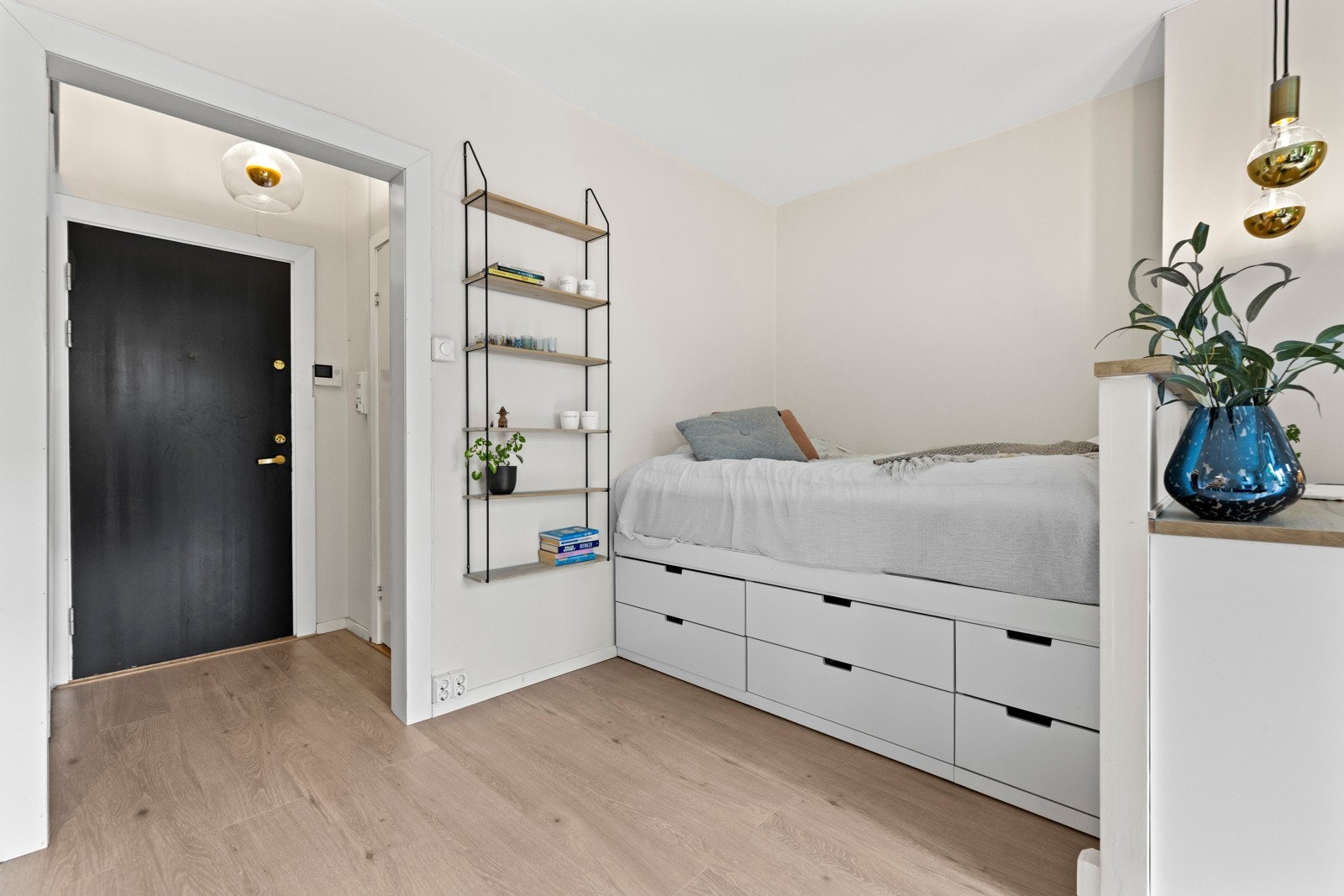 Sovealkoven er smart plassert i en egen nisje, som skaper en tydelig sone for hvile uten å ta unødvendig plass Galleribilde