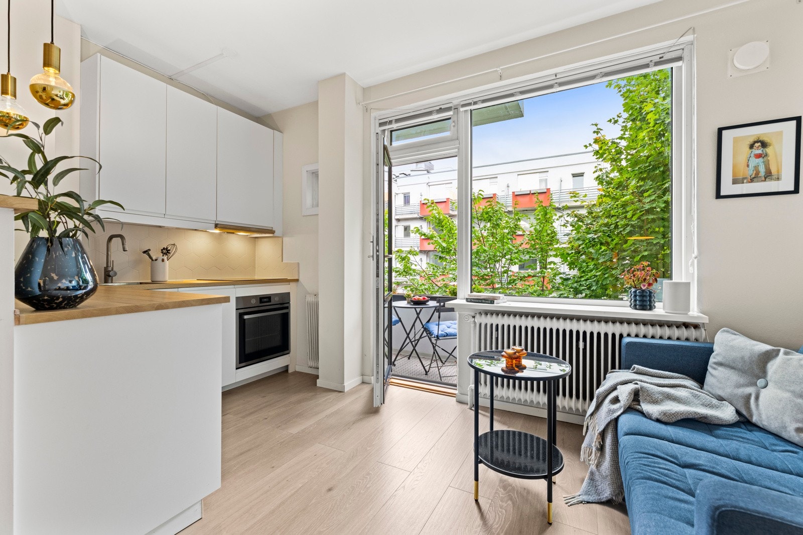 Stuen er lys og innbydende med store vindusflater som slipper inn rikelig med dagslys. Galleribilde