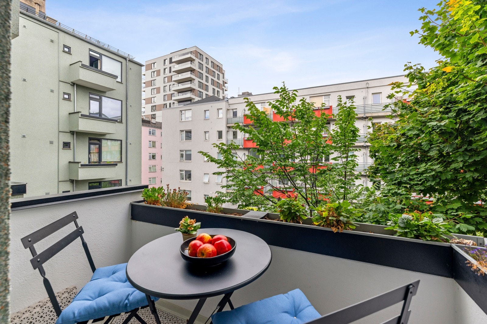 Fra stuen har du direkte utgang til en nordvestvendt balkong, på ca. 2 kvm, et hyggelig, lite uterom. Galleribilde