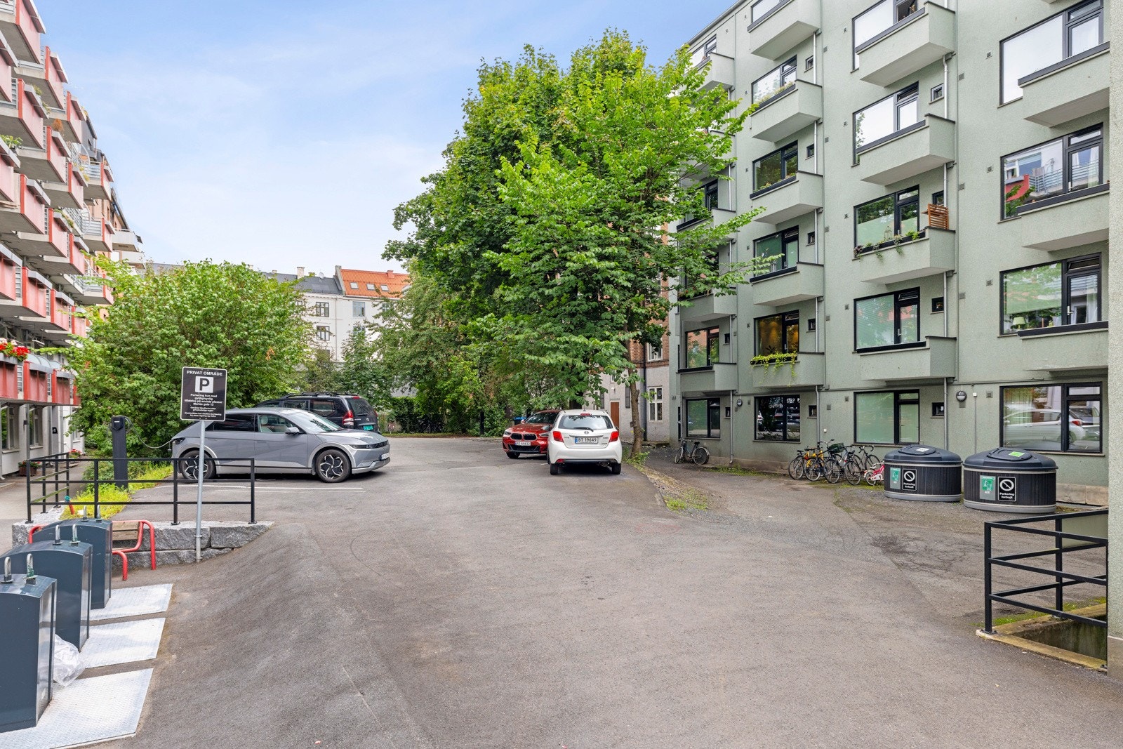 Leiligheten vender i sin helhet mot rolig bakgård Galleribilde