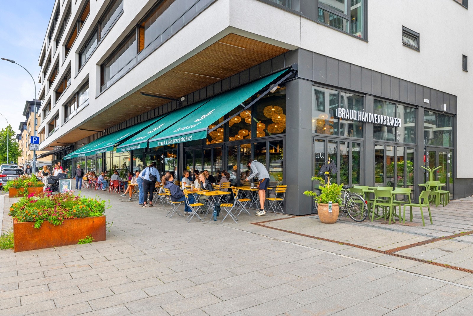 Like ved leiligheten finner du Middelthunet som er et nytt, flott område med boliger, kaféer, matbutikker m.m. Galleribilde