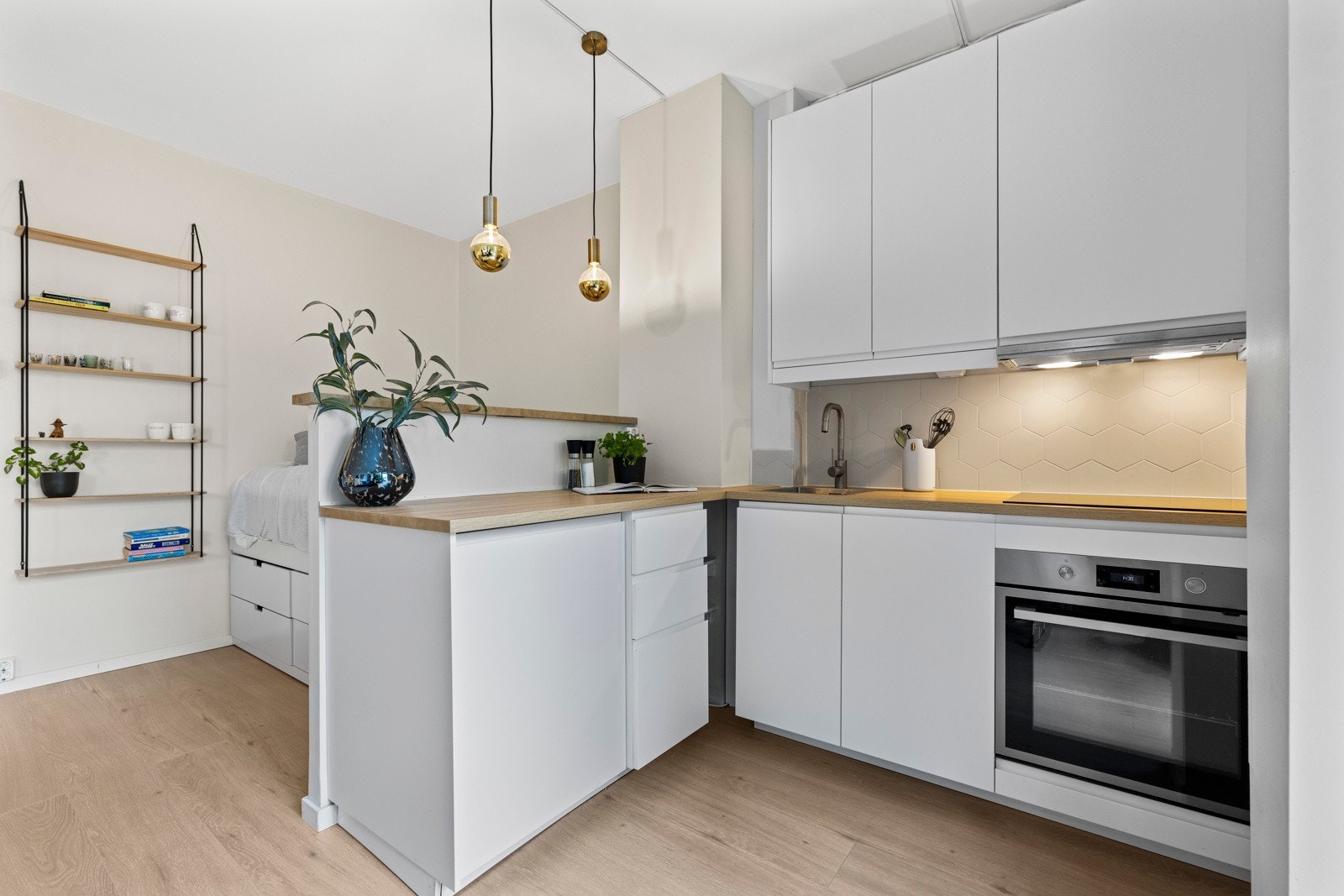 Kjøkkeninnrednigen fra 2019 er moderne og funksjonell, med lyse fronter og benkeplass til matlaging til hverdag og fest. Galleribilde