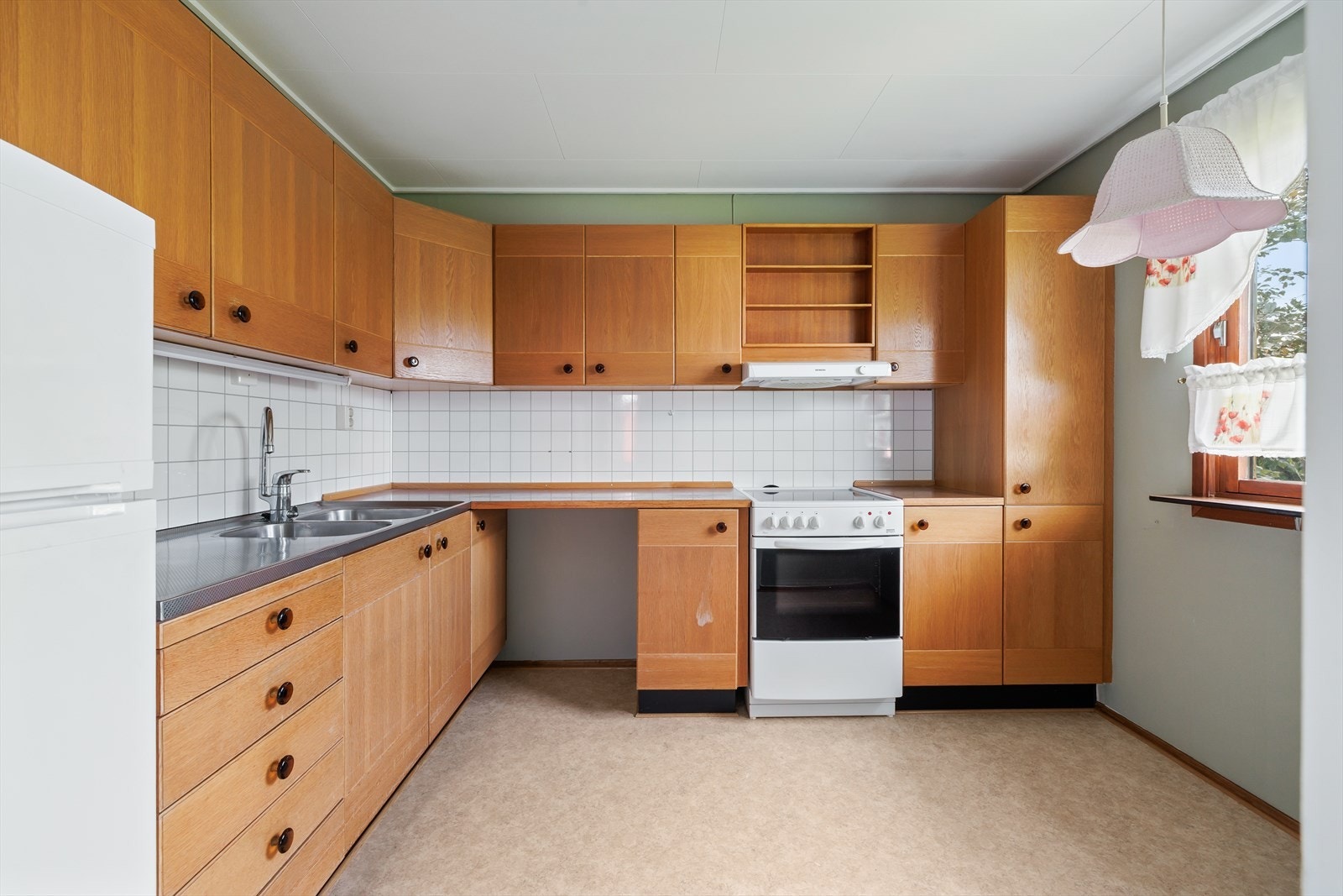 Enkelt kjøkken med profilerte fronter og laminat benkeplate Galleribilde