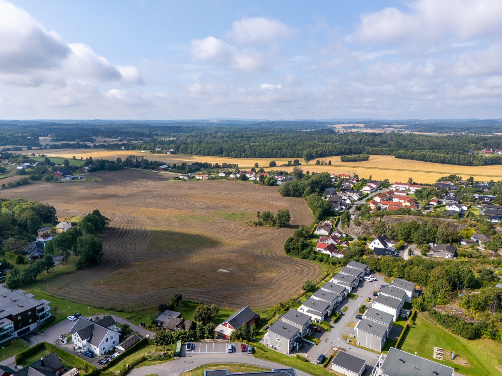 Tomten er på ca. 13,9 dekar hvorav 11,6 dekar er fulldyrket jordet med driveplikt. Se mer informasjon i salgsoppgaven Galleribilde