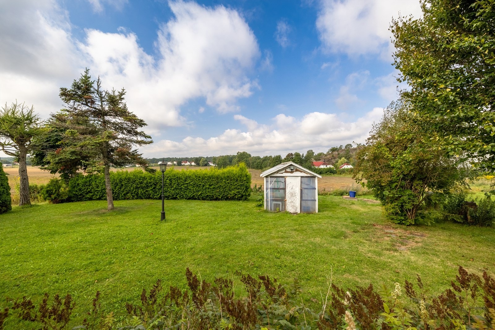 En sjarmerende hage som innbyr til både ro og aktivitet Galleribilde