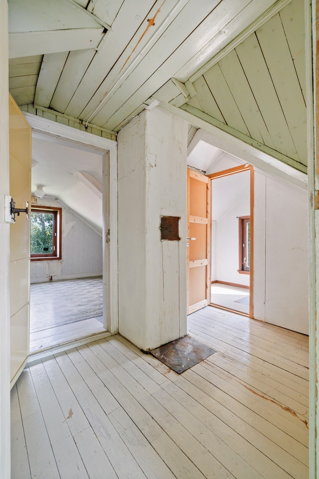 På loftet så finner du to loftsrom (loftet er ikke godkjent som oppholdsrom) Galleribilde