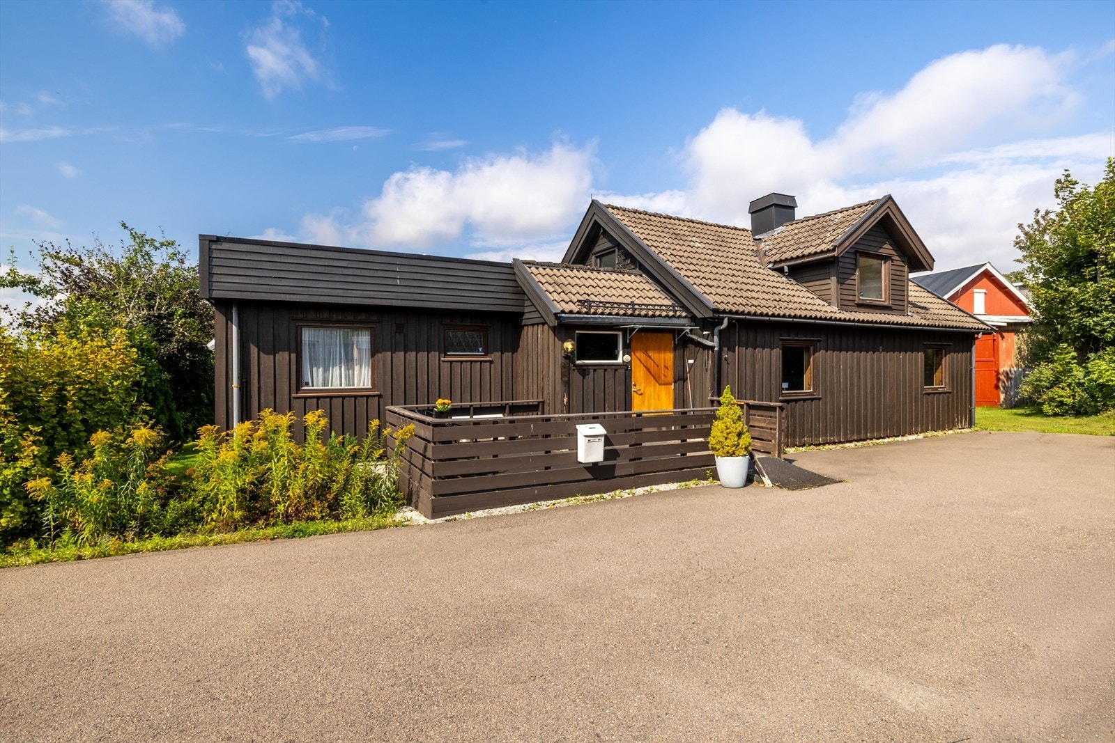 Enebolig med det du trenger på et plan, med det er også både kjeller- og loftsetasje med mye potensiale Galleribilde