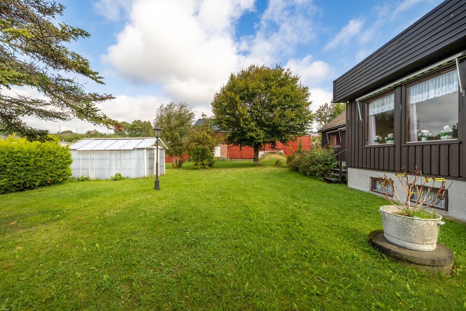 Pen opparbeidet hage med drivhus - perfekt for de som ønsker egen kjøkkenhage Galleribilde