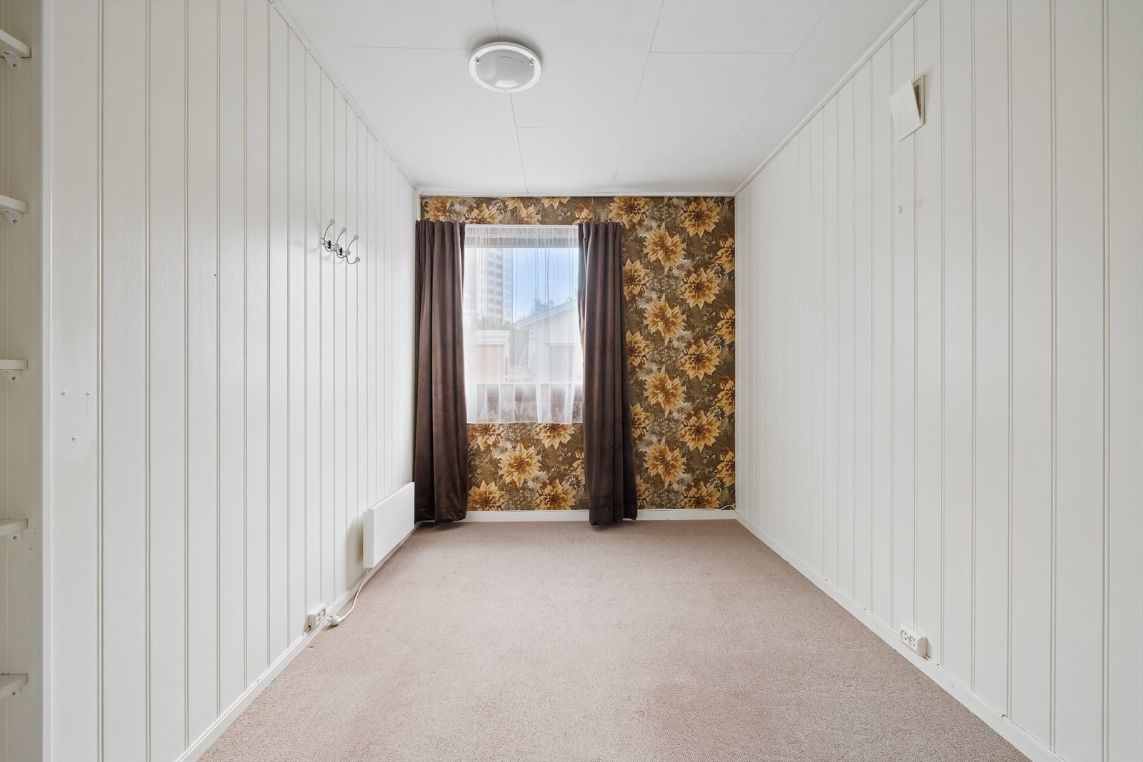 Soverom med god plass til seng og garderobeløsning Galleribilde