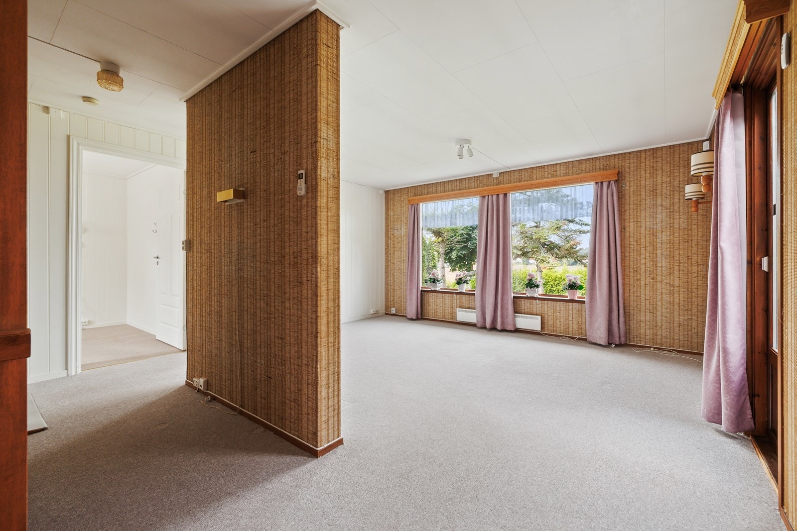 Flere vindusflater gir godt med naturlig lysinnslipp i stuen Galleribilde