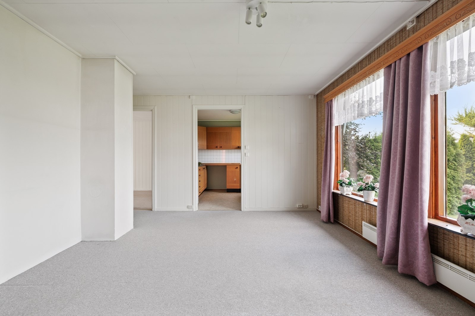 Stue og kjøkken ligger ved siden av hverandre som gir en sosial sone Galleribilde