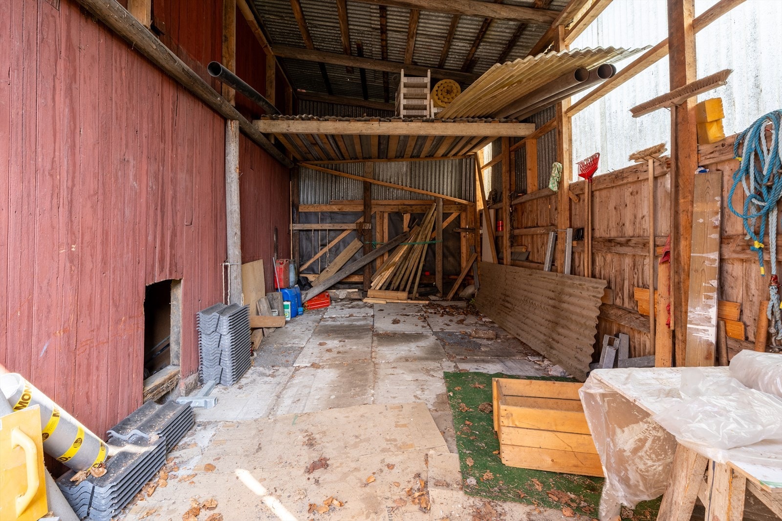 Det tilhører en låve til eiendommen. Låven er ikke tilstandsvurdert, men har en gjennomgående lav standard. Galleribilde