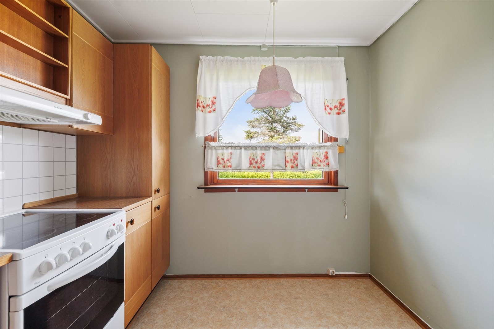 Det er avsatt plass til komfyr og kjøleskap/fryseskap. På kjøkkenet er det også plass til et lite spisebord Galleribilde