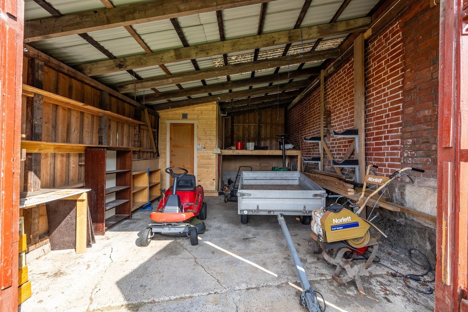 Parkering i gårdsplass og garasjeplass i låvebygningen. Galleribilde