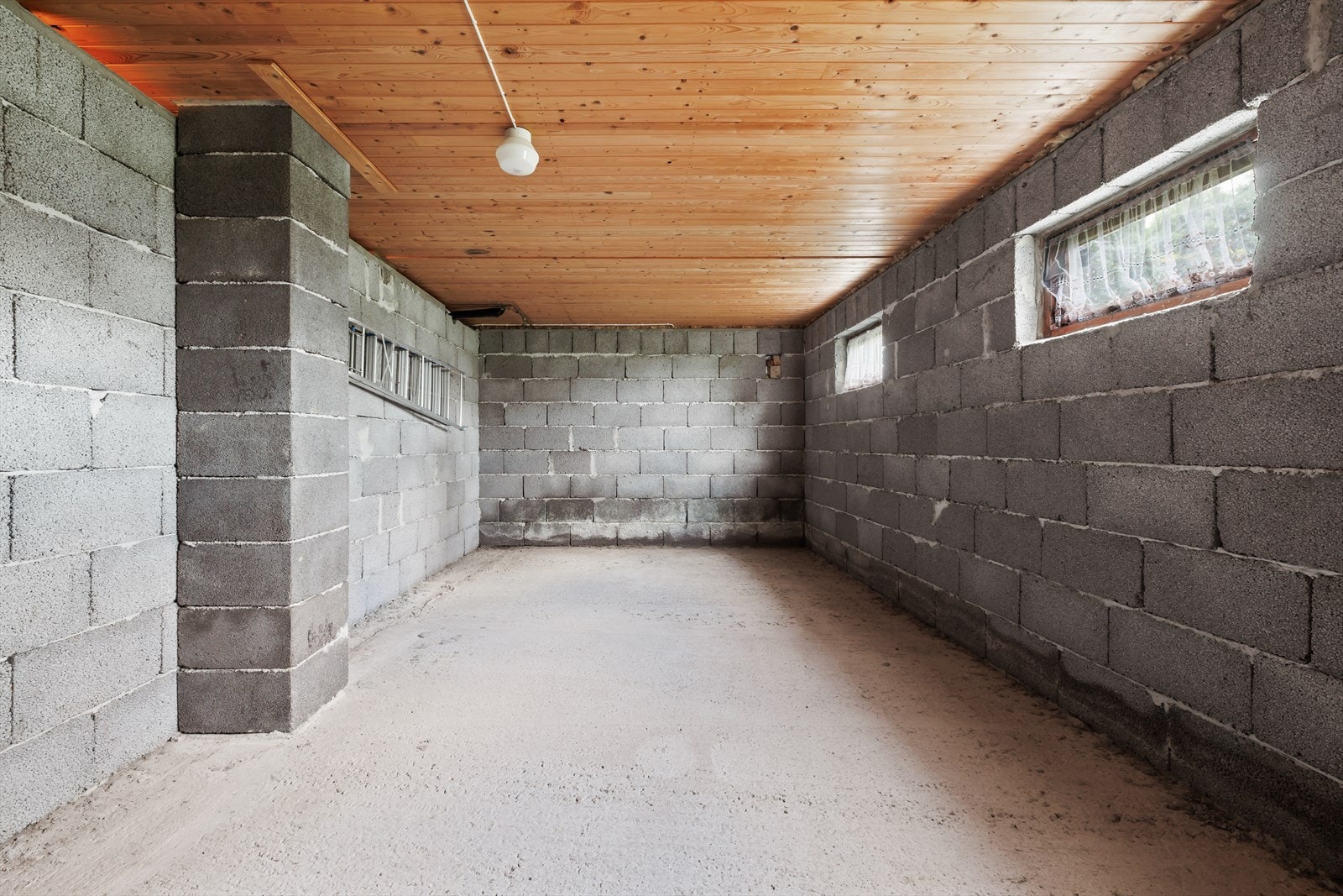 Uinnredet kjeller med mange muligheter (ikke godkjent for varig opphold) Galleribilde