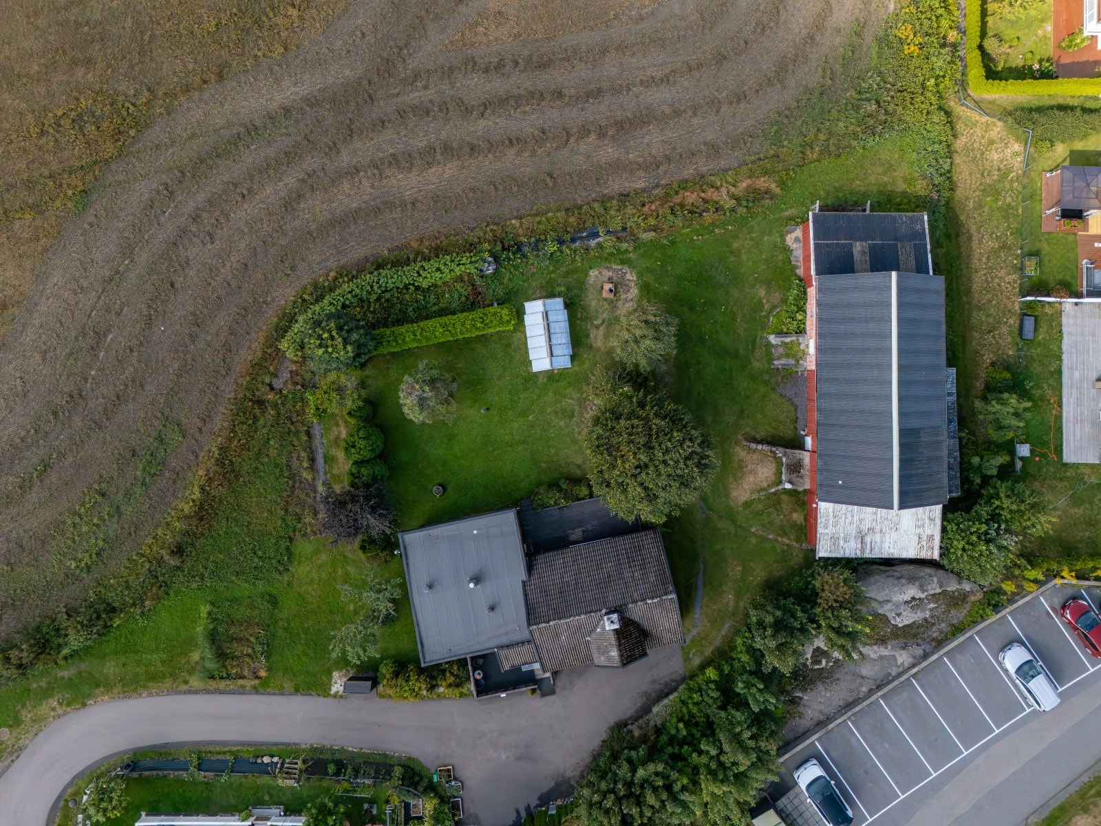 Boligen, låve og hage sett ovenfra Galleribilde