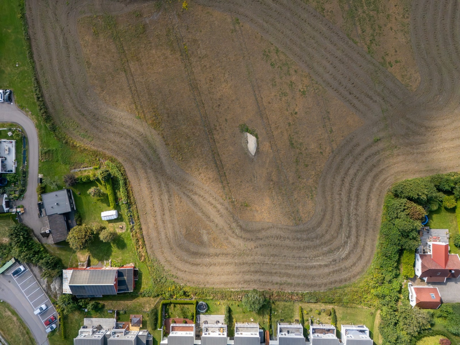 Eiendommen og deler av jordet sett ovenfra Galleribilde