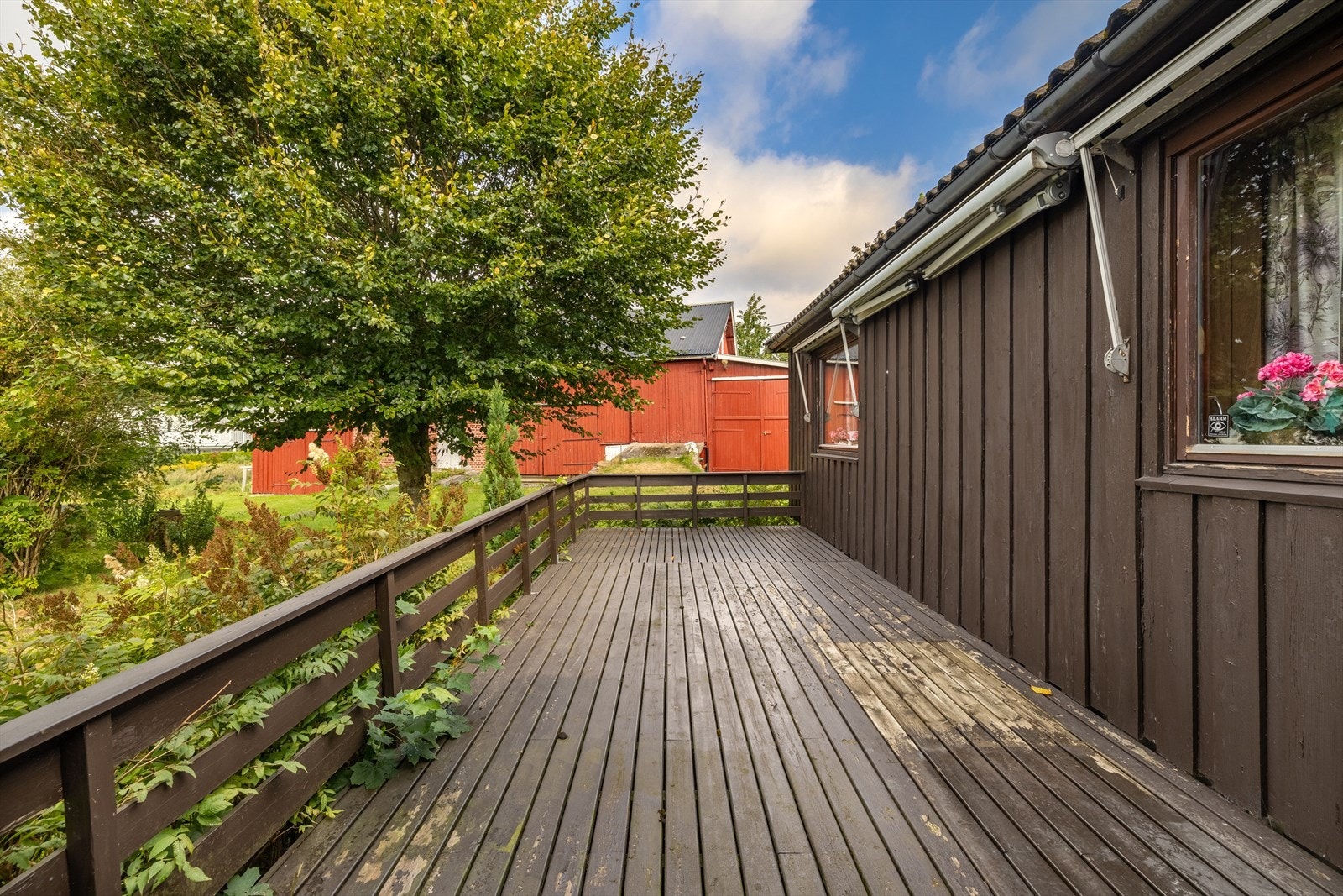 Stor terrasse på ca. 34 kvm med god plass til sittegruppe, solstoler og grill Galleribilde