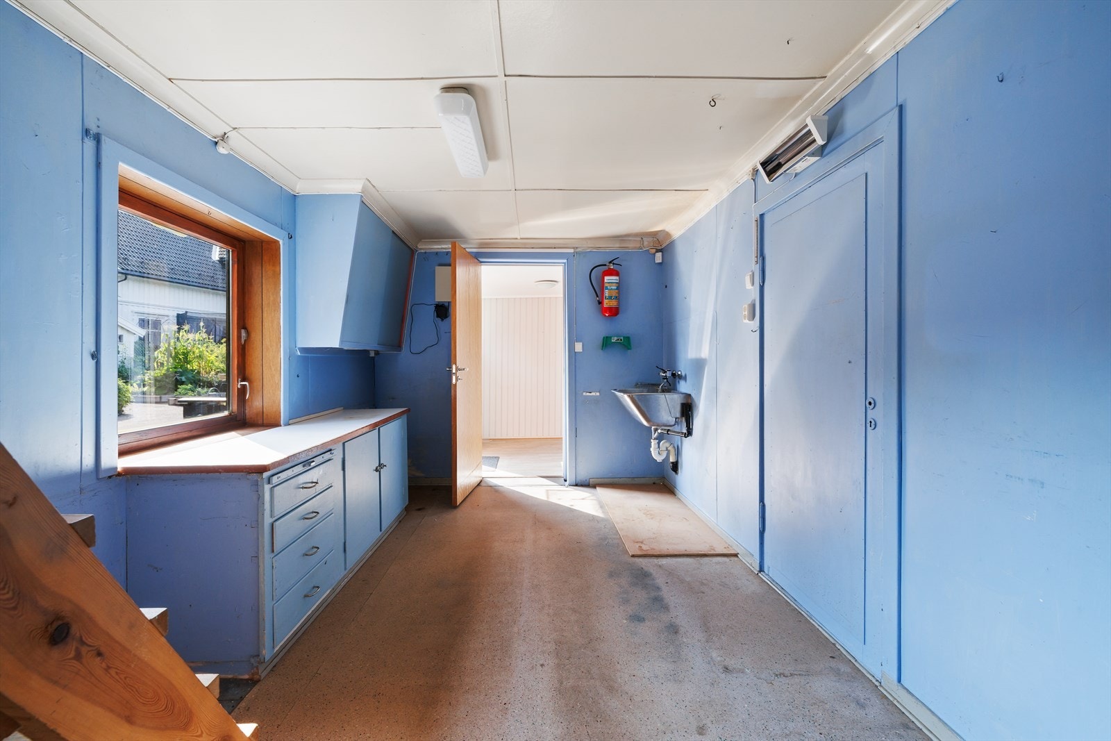 Rett innenfor døren kommer du til et romslig arbeidsrom Galleribilde