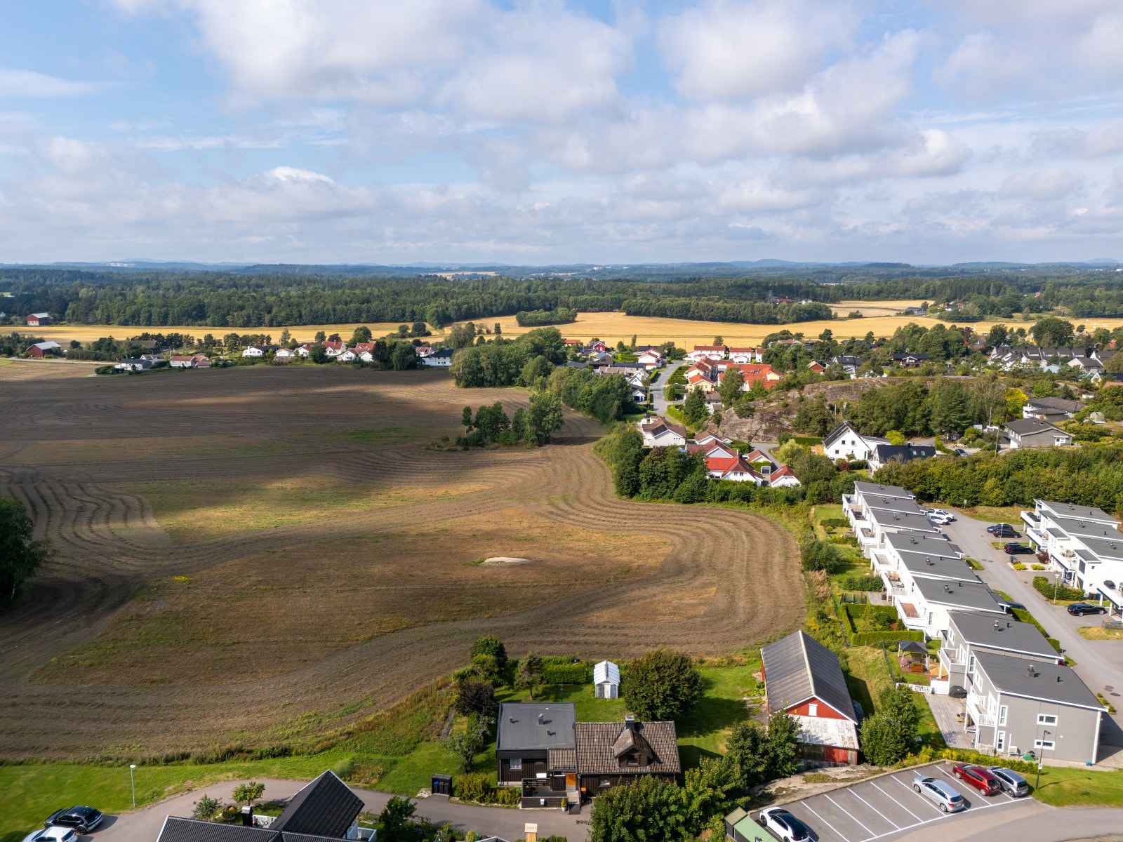 Det er driveplikt på jordet. Det er idag en ekstern gårdsbruker som opprettholder driveplikten (se mer informasjon i salgsoppgaven) Galleribilde