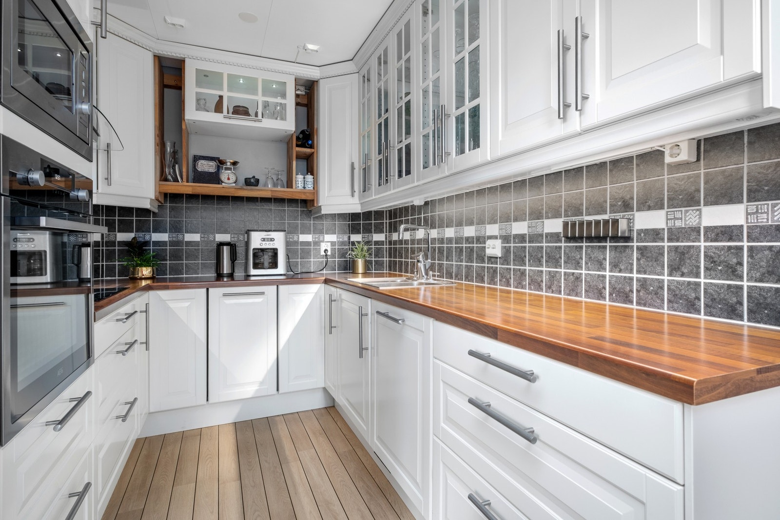 Pent og romslig kjøkken med mye skap og benkeplass. Galleribilde