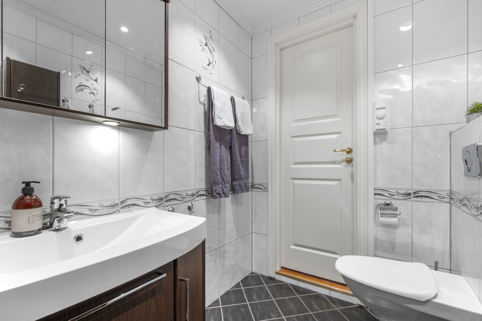 Flis på gulv og flis på vegger. Downlights og takess i himling. Gulvvarme. Galleribilde