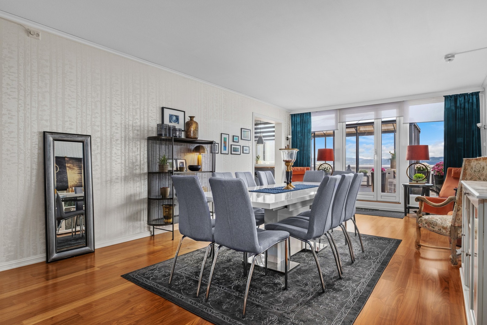 Romslig stue med naturlig belysning. Galleribilde