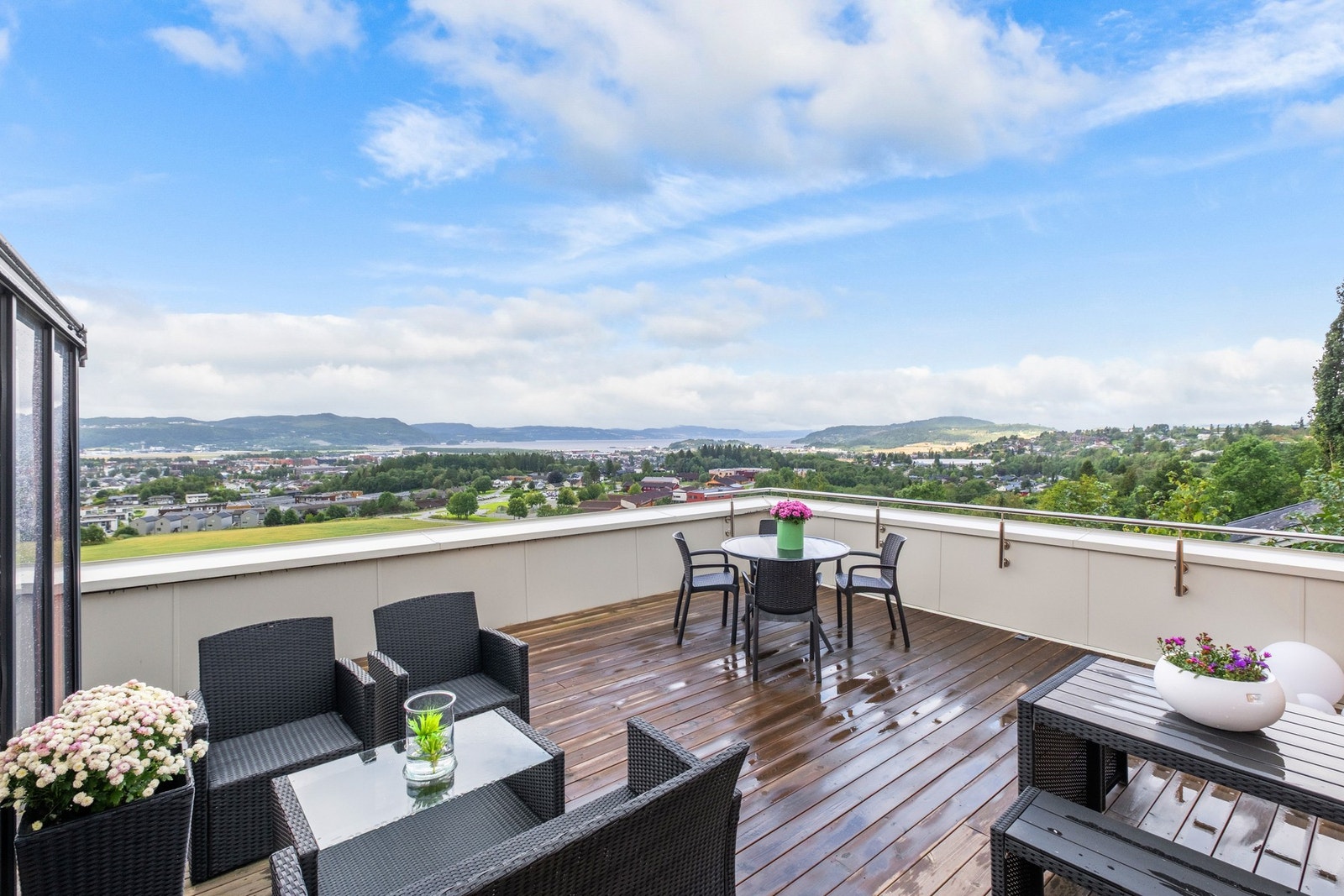 Upåklagelig utsiktsforhold fra terrasse. Galleribilde