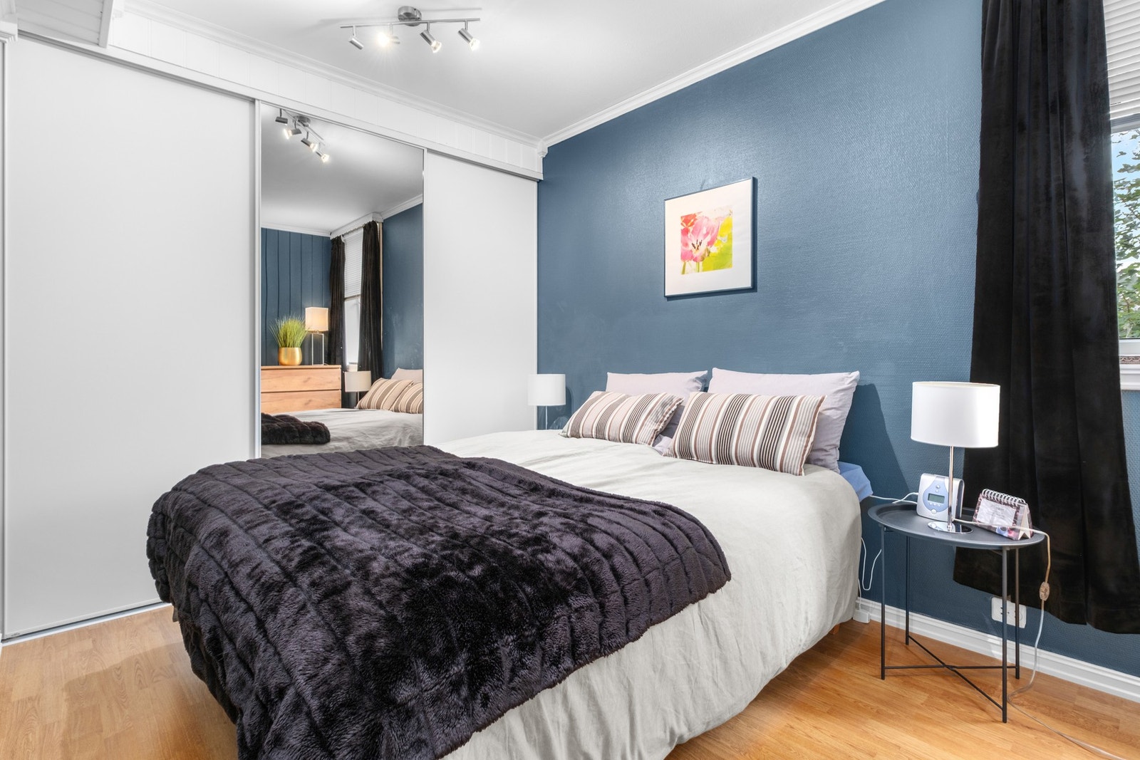 Hovedsoverom på 11 kvm med romslig skyvedørsgarderobe. Galleribilde