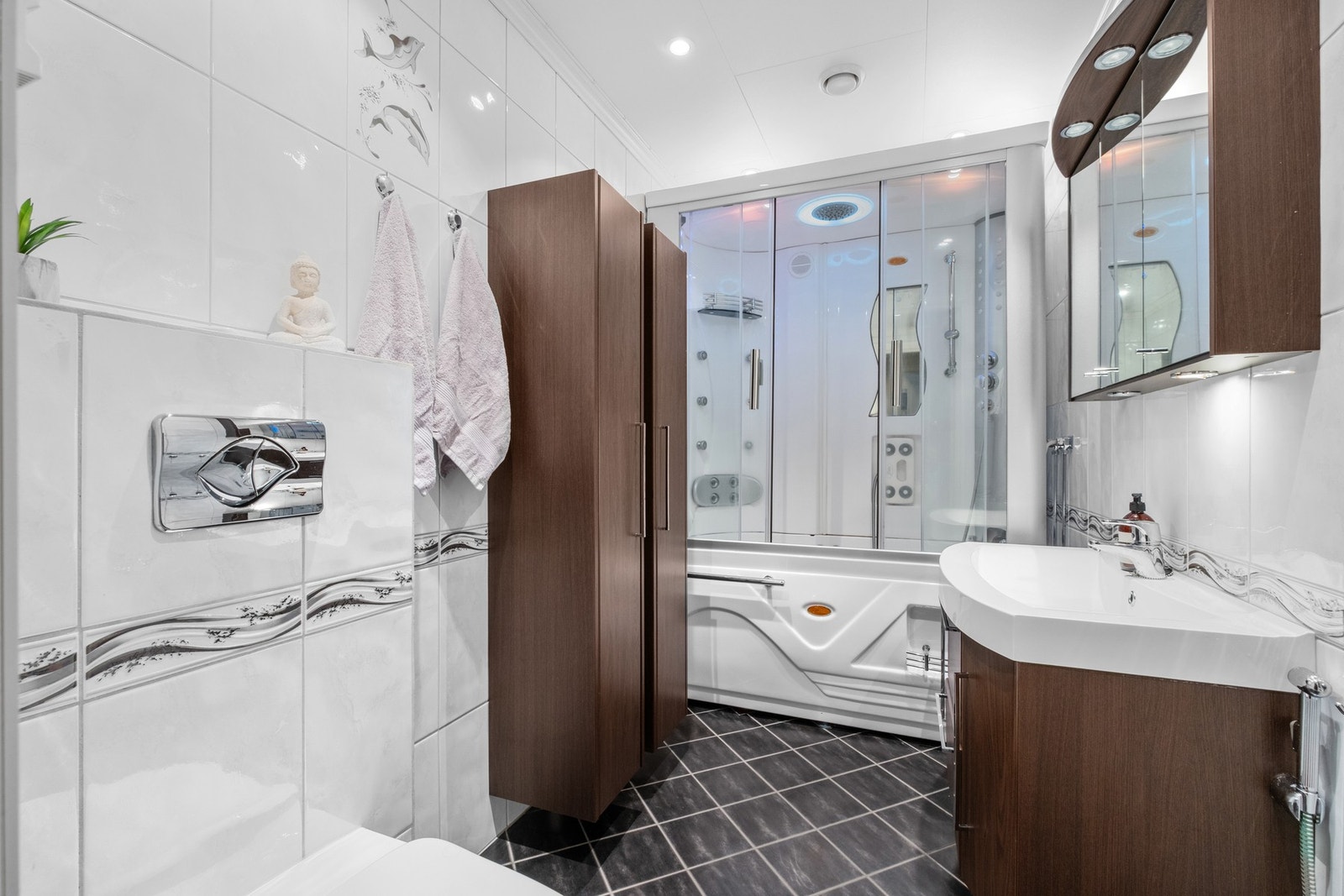 Moderne flislagt bad på 5 kvm. Galleribilde