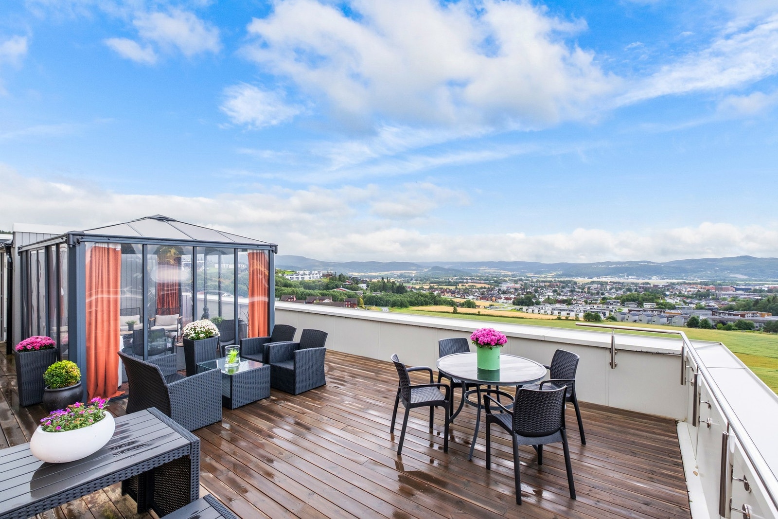 Her har man solen fra tidlig morgen til den går ned på kvelden. Galleribilde