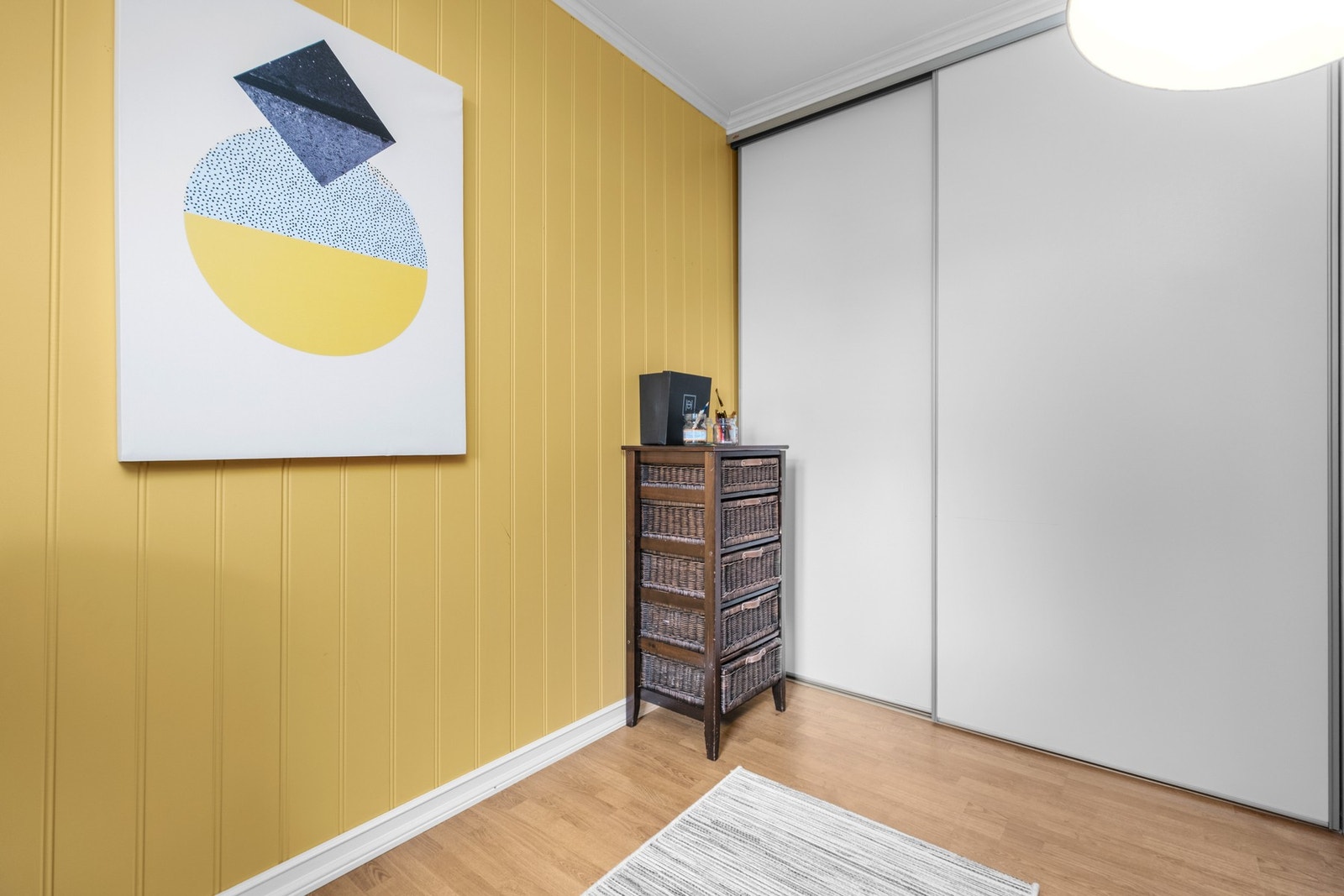 Integrert skyvedørsskap med gode oppbevaringsmuligheter på soverom. Galleribilde