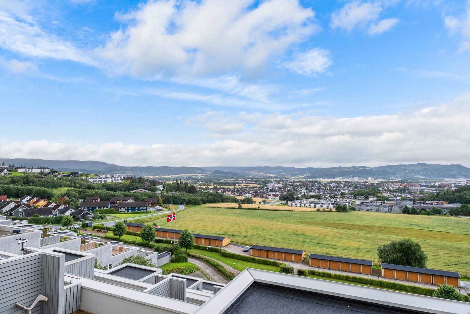 Rolig -og familievennlig område med skole og barnehager med gåavstand. Galleribilde