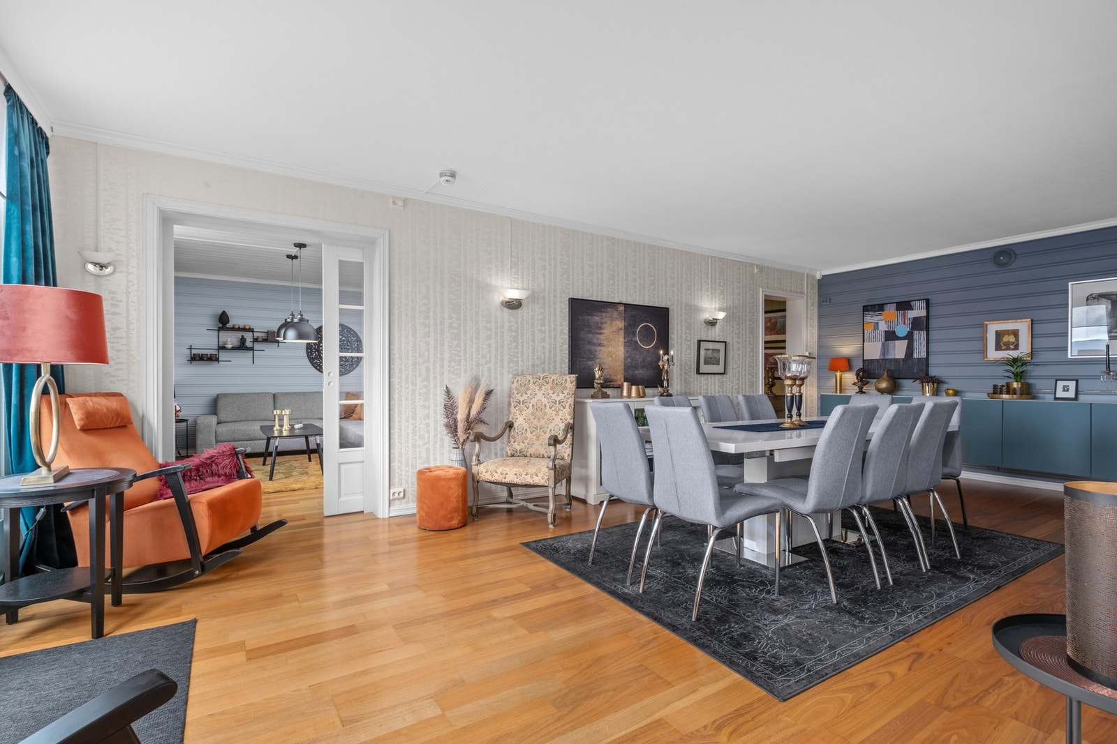 God plass for spisestue møblement som et samlingspunkt for familie og venner. Galleribilde