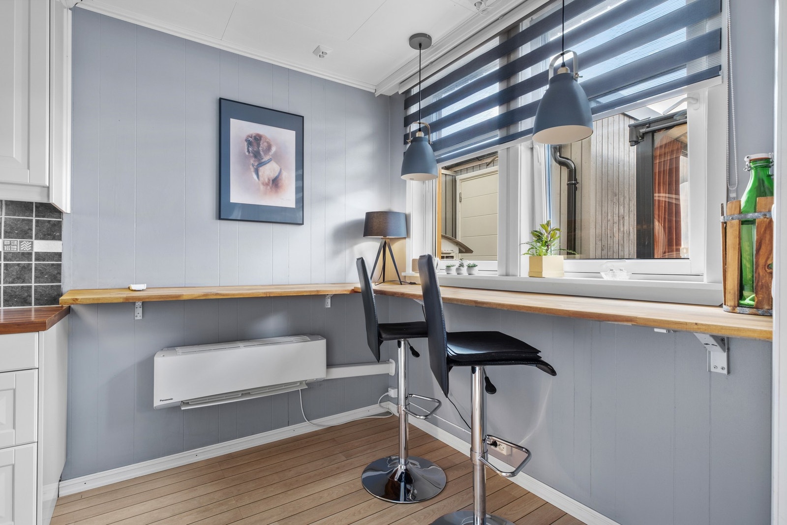 Her kan man nyte flott utsikt fra en praktisk sittesone ved kjøkken. Galleribilde