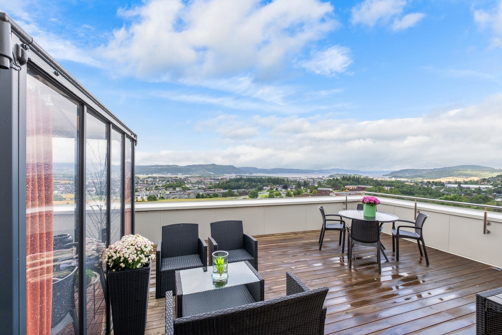 Godt med plass for å innrede terrassen etter ønske. Galleribilde