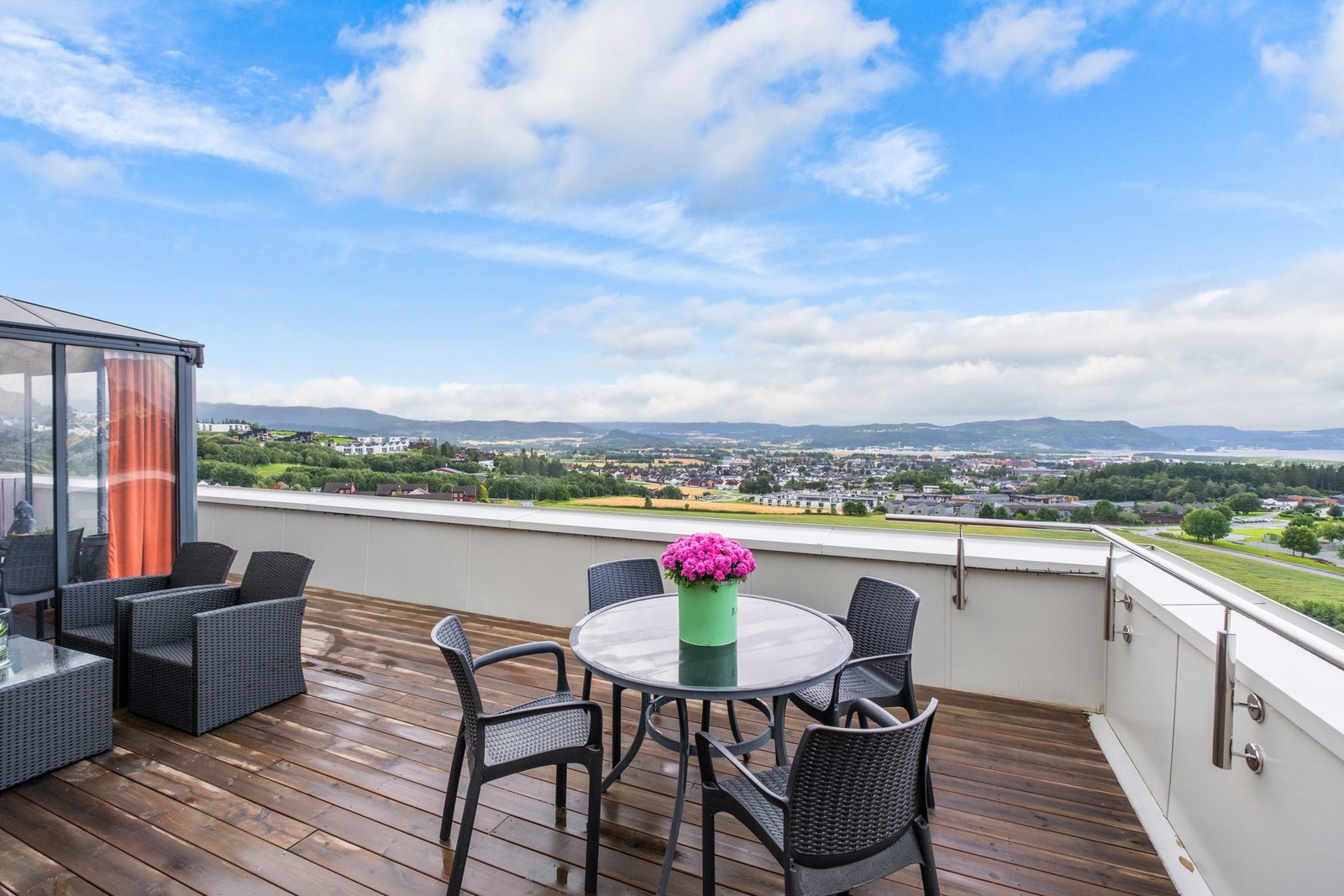 Terrassen er på totalt 75 kvm.
Hvorav hoveddel er 53 kvm, paviljong 12 og sportsbod på 4 kvm. Galleribilde